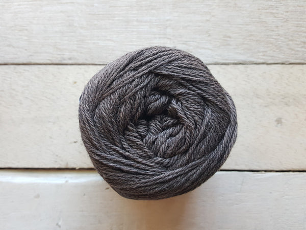 Queensland United Yarn in the Color 06 Conker