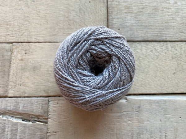 Queensland United Yarn in the Color 22 Silver Grey